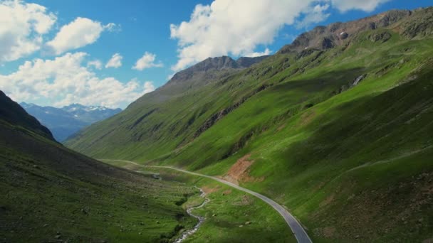 Increíble naturaleza en Timmelsjoch carretera alpina alta en Austria — Vídeos de Stock
