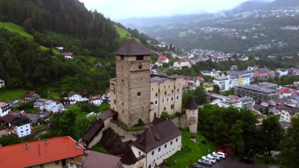 Pueblo de Landeck en Austria con Castillo de Landeck - vista aérea — Vídeo de stock