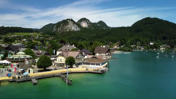 Pueblo de St Gilgen en el lago Wolfgangsee en Austria — Vídeos de Stock