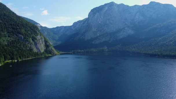 Maravilloso paisaje en el lago Altaussee en Austria - vista aérea — Vídeos de Stock