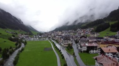 Avusturya 'nın Ischgl köyü - hava manzaralı