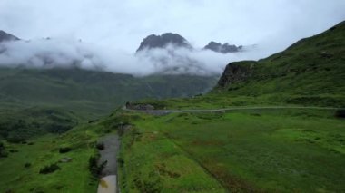 Avusturya 'nın şaşırtıcı manzarası ve tipik manzarası - yukarıdan yağışlı bir günde Avusturya Alpleri