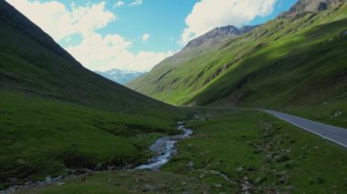 Avusturya 'da Passo Rombo adlı yüksek dağlık Timmelsjoch yolunda inanılmaz bir manzara.