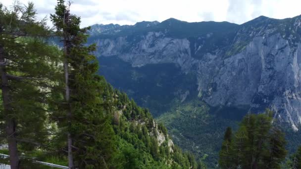 Uitzicht vanuit de lucht over de Oostenrijkse Alpen en de Aussee vanaf de berg Loser — Stockvideo