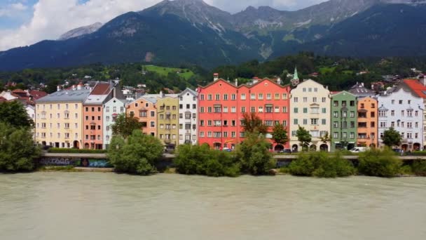 Die berühmten bunten Häuser am Inn in Innsbruck Österreich - Blick per Drohne — Stockvideo