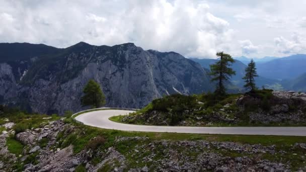 Uitzicht vanuit de lucht over de Oostenrijkse Alpen en de Aussee vanaf de berg Loser — Stockvideo