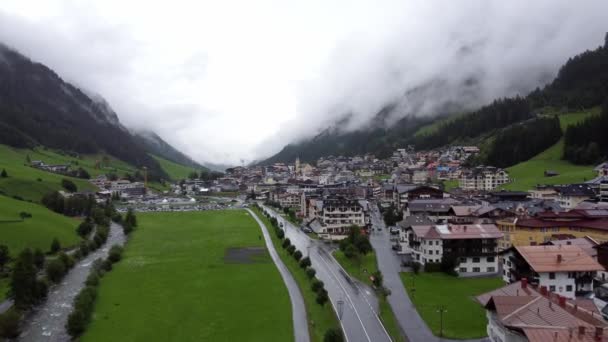 Ischgl falu Ausztriában - légi felvétel — Stock videók