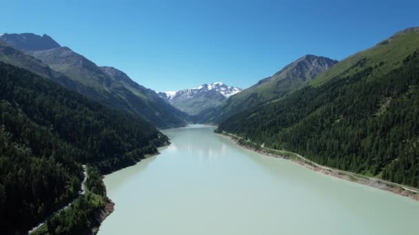 Krásné jezero v Kaunertal Valley v Rakousku - letecký pohled — Stock video