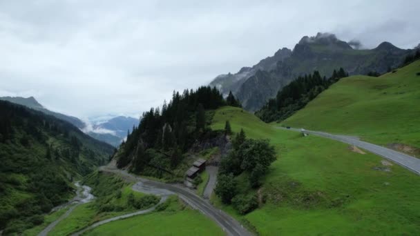 Increíbles paisajes y paisajes típicos en Austria: los Alpes austríacos desde arriba en un día lluvioso — Vídeo de stock