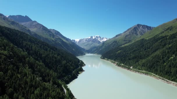 Krásné jezero v Kaunertal Valley v Rakousku - letecký pohled — Stock video