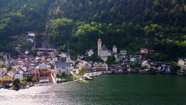 Slavná obec Hallstatt v Rakousku - památka světového dědictví — Stock video