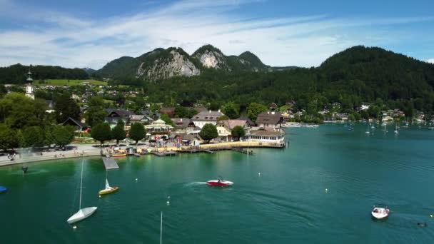 Dorp St Gilgen aan de Wolfgangsee in Oostenrijk — Stockvideo