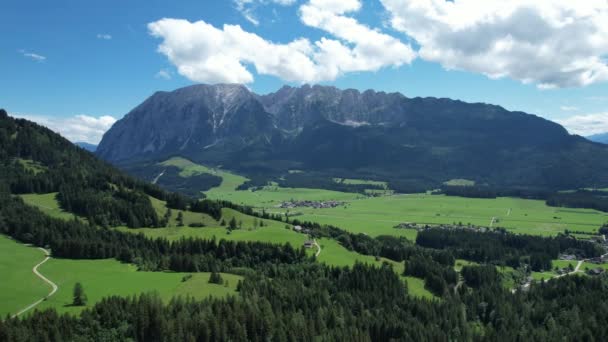 Cenário incrível e paisagem típica na Áustria - os Alpes austríacos de cima — Vídeo de Stock