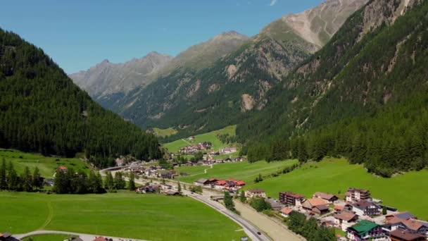 Kända byn Soelden i Österrike - Solden ovanifrån — Stockvideo