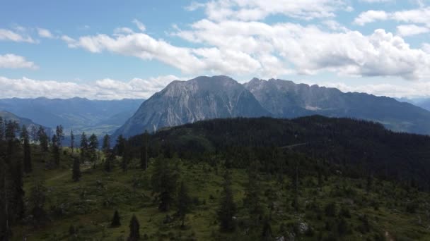 Uitzicht vanuit de lucht over de Oostenrijkse Alpen en de Aussee vanaf de berg Loser — Stockvideo