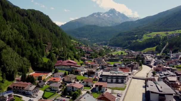 Lot nad miejscowością Soelden w Austrii - Solden z góry — Wideo stockowe
