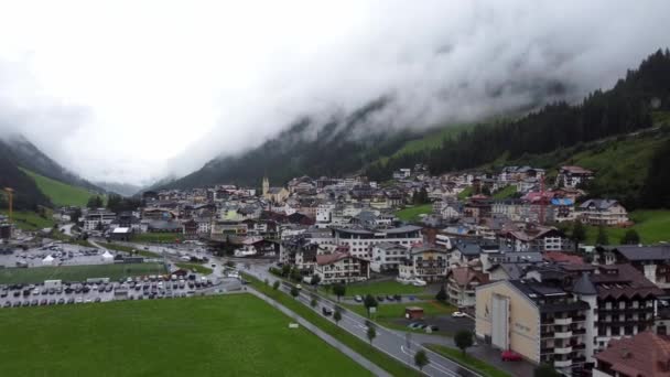 Ischgl falu Ausztriában - légi felvétel — Stock videók