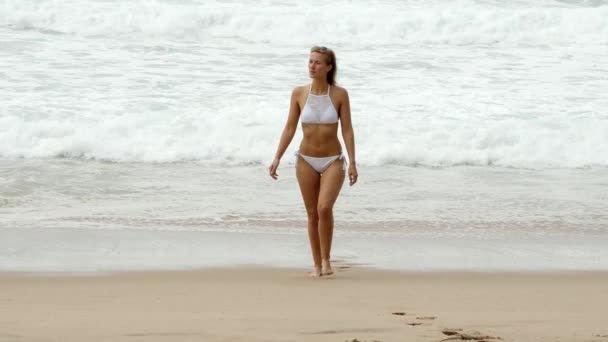 Femme sexy marche sur une plage de sable fin à l'océan - extrême ralenti — Video