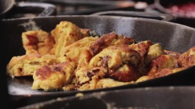 Viyana 'nın en ünlü yemeği - Kaiserschmarrn adlı tatlı gözleme - seyahat fotoğrafçılığı