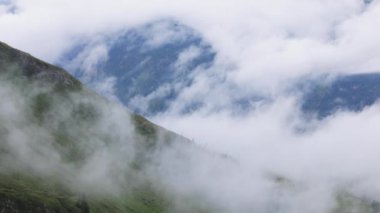 Avusturya 'daki Grossglockner Yüksek Alp Yolu üzerinde derin bulutlar - seyahat fotoğrafçılığı