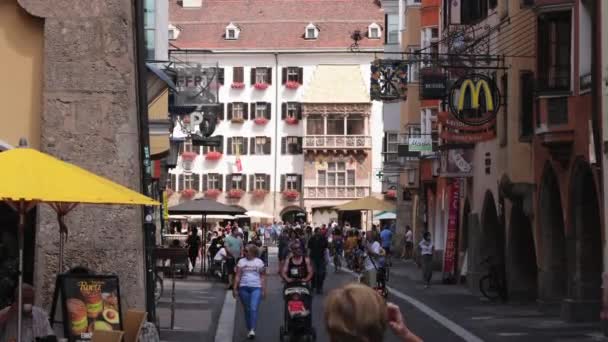 Innsbruck Avusturya Nın Eski Şehir Bölgesindeki Ünlü Altın Çatı Innsbruck — Stok video