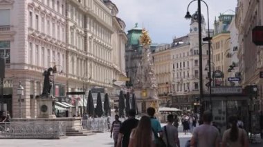 Viyana 'da Viyana İmparatorluk Sarayı manzaralı yaya bölgesi - Viyana, AVUSTRIA - 1 AĞUSTOS 2021