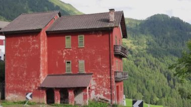 İtalya 'daki Güney Tirol Alpleri' ndeki eski harabe ev - seyahat fotoğrafçılığı