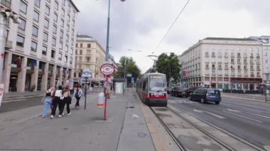 Viyana şehrindeki modern tramvay - Vienna, AUSTRIA - 1 AĞUSTUSTOS, 2021