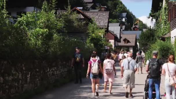 Много Туристов Посещающих Hallstatt Течение Года Hallstatt Австрия Июля 2021 — стоковое видео