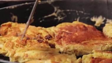 Viyana 'nın en ünlü yemeği - Kaiserschmarrn adlı tatlı gözleme - seyahat fotoğrafçılığı