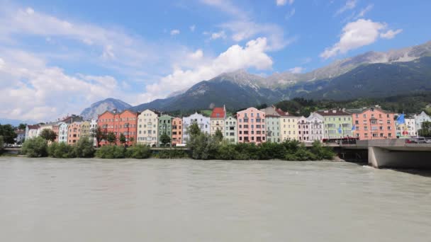 Slavné Barevné Domy River Inn Innsbrucku Cestovní Fotografie — Stock video