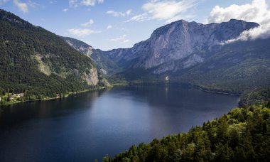 Avusturya 'daki Altaussee Gölü tatil ve rahatlama için harika bir yerdir. Seyahat fotoğrafçılığı.