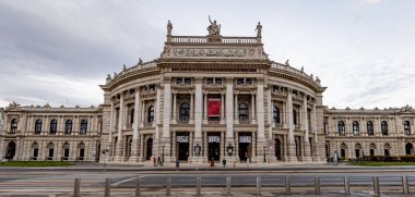Ünlü Viyana Burgtiyatrosu - Şehirdeki Ulusal Tiyatro - Viyana, AVUSTRIA - 1 AĞUSTOS, 2021