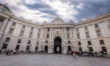 Viyana Hofburg İmparatorluk Sarayı - şehrin en ünlü simgesi - VIENNA, AUSTRIA - 1 AĞUSTOS, 2021