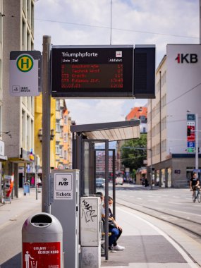 Otobüs durağı - Innsbruck şehrinde toplu taşıma - INNSBRUCK, AUSTRIA - 29 Temmuz 2021