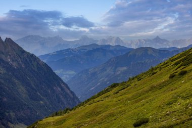Avusturya 'daki Grossglockner Yüksek Alp Yolu' ndan dağların üzerinden bir görüntü - seyahat fotoğrafçılığı