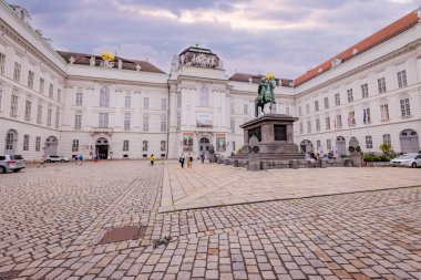 Viyana Hofburg Sarayı 'ndaki Josef Meydanı - şehrin en ünlü simgesi - Viyana, AVUSTRIA - 1 Ağustos 2021