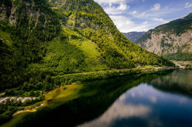 Avusturya 'nın ünlü Hallstatt Gölü güneşli bir günde - seyahat fotoğrafçılığı
