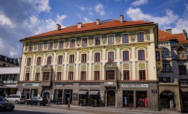 Innsbruck Eski Kasabası 'ndaki güzel binalar - INNSBRUCK, AUSTRIA - 29 Temmuz 2021