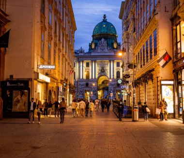 Viyana 'da Viyana İmparatorluk Sarayı manzaralı yaya bölgesi - Viyana, AVUSTRIA - 1 AĞUSTOS 2021