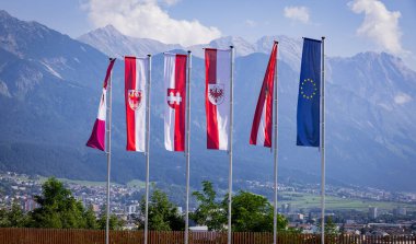 Innsbruck Avusturya 'da Bergisel' in Bayrakları - INNSBRUCK, AUSTRIA - 29 Temmuz 2021