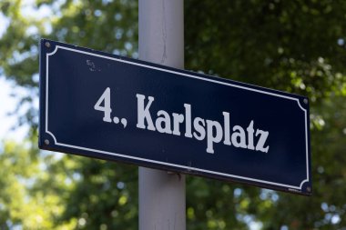 Viyana 'da sokak tabelası Karlsplatz - seyahat fotoğrafçılığı