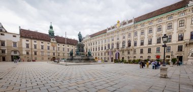 Viyana Hofburg Sarayı 'ndaki Old Palace Yard - Şehrin en ünlü simgesi - VienNA, AUSTRIA - 1 AĞUSTOS 2021