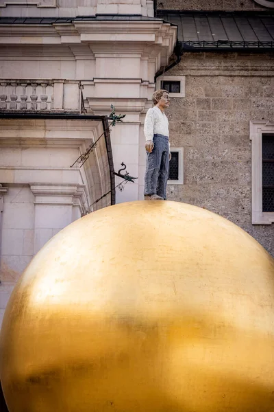 Człowiek Złotej Kuli Rzeźba Salzburgu Salzburg Austria Sierpień 2021 — Zdjęcie stockowe