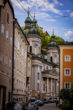 Salzburg 'un eski bir kasabasındaki sokak manzarası - SALZBURG, AUSTRIA - 3 Ağustos 2021