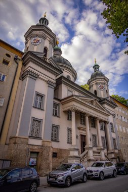 Eski Salzburg kasabasındaki tarihi binalar - SALZBURG, AUSTRIA - 3 AĞUSTOS 2021