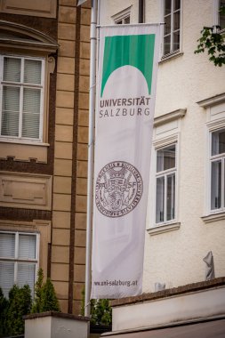 Eski kentteki Salzburg Üniversitesi Wallistrakt - SALZBURG, AUSTRIA - 3 Ağustos 2021