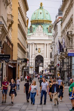 Viyana 'da Viyana İmparatorluk Sarayı manzaralı yaya bölgesi - Viyana, AVUSTRIA - 1 AĞUSTOS 2021