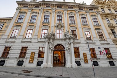 Viyana 'nın tarihi bölgesindeki Kinsky Sarayı - Vienna, AUSTRIA - 1 Ağustos 2021