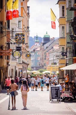 Innsbruck 'un tarihi bölgesi güzel yaya bölgesi ve pazar meydanı - INNSBRUCK, AUSTRIA - 29 Temmuz 2021